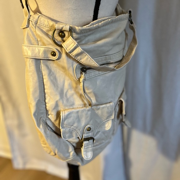 Posh Show.  Like new condition ivory Satchel​ - Picture 3 of 10